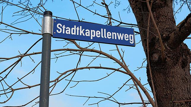 Schon wieder ein neues Straßenschild? Bei der Montage handelt es sich um einen Aprilscherz der Stadtkapelle anlässlich ihres 250. Jubiläums.