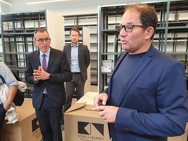 Der Villinger Architekt Flöß (rechts) erklärt stolz: 1500 Kubik Beton habe der alte Baukörper enthalten. &bdquo;Das blieb gezielt ...