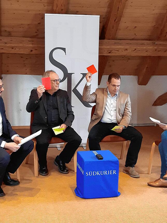 Bei einer Podiumsdiskussion stehen die Hohentengener Bürgermeisterkandidaten Peter Schanz und Jürgen Wiener sich den Fragen von ...