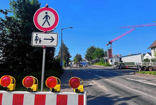 Fußgänger müssen die Straßenseite wechseln.