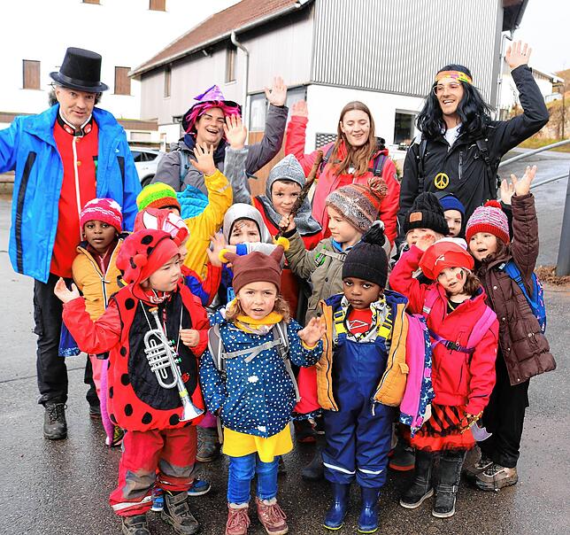 Die Kinder des Naturkindergartens ziehn närrisch gekleidet durch den Ort zur Schulparty.