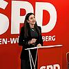 Landtagskandidatin Giuliana Ioannidis am Rednerpult. Sie geht für die SPD ins Rennen um einen Sitz im Landtag.
