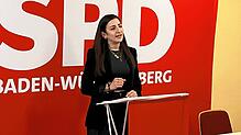 Landtagskandidatin Giuliana Ioannidis am Rednerpult. Sie geht für die SPD ins Rennen um einen Sitz im Landtag.