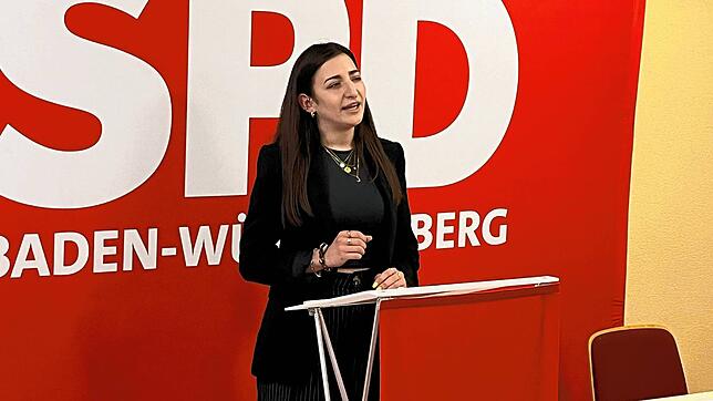 Landtagskandidatin Giuliana Ioannidis am Rednerpult. Sie geht für die SPD ins Rennen um einen Sitz im Landtag.