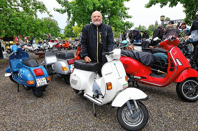 Bild 34: Vespa-Treffen am Bodensee: Am Kreuzlinger Hafen kommen drei Nationen zusammen
