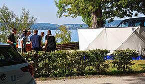 Hinter dem Sichtschutz nahmen Rechtsmedizinerinnen aus Ulm den geborgenen Körper erstmals in Augenschein – und fanden einen persönlichen ...