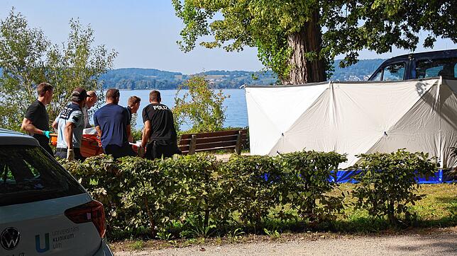 Hinter dem Sichtschutz nahmen Rechtsmedizinerinnen aus Ulm den geborgenen Körper erstmals in Augenschein – und fanden einen persönlichen ...