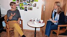 Die Markdorfer Tierheilpraktikerin und Hundebetreuerin Kristin Brutsch (links) im Gespräch mit SÜDKURIER-Mitarbeiterin Christiane Keutner.