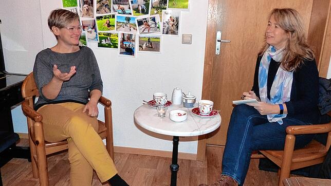Die Markdorfer Tierheilpraktikerin und Hundebetreuerin Kristin Brutsch (links) im Gespräch mit SÜDKURIER-Mitarbeiterin Christiane Keutner.
