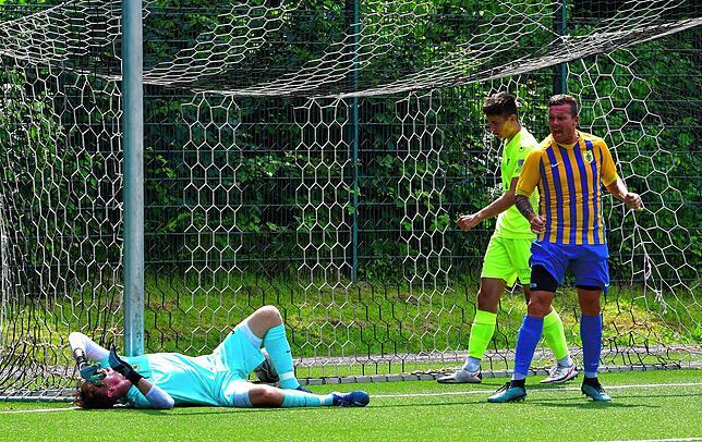 Zum Brüllen: Benjamin Winterhalder (rechts) ärgert sich sichtlich über das 0:1 des FC Singen 04 beim Grieshaber-Cup in Laufenburg