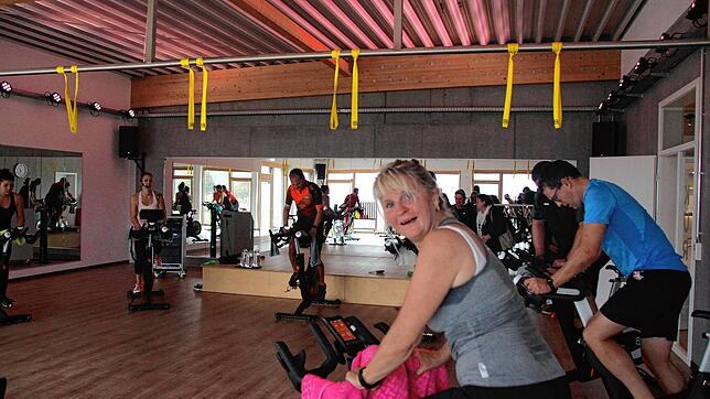 Mit der Spenden-Aktion Indoorcycling hat Nicole Dreher-Bulz vom Wutachcampus Horheim 2500 Euro gesammelt. Die Mitglieder haben sechs ...