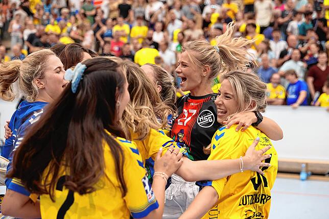 Bild 24: HSG Konstanz feiert den Aufstieg in die 2. Handball-Bundesliga. Bilder vom Spiel gegen Hildesheim