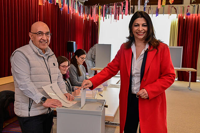 Derya Türk-Nachbaur (SPD) gibt ihre Stimme im Kurstift in Bad Dürrheim ab.