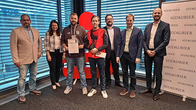 3000 Euro: SV Dogern für die Planung einer Dorfolympiade (von links): Justus Obermeyer, Leiter Lokalredaktion Bad Säckingen, Silvia ...