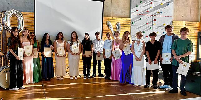 Auch sie dürfen sich freuen: 20 Schüler der Klasse 9G2 halten ihren Abschluss in der Hand.