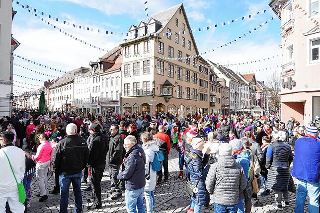 Auf dem Villinger Marktplatz hat sich wieder allerhand Publikum versammelt.
