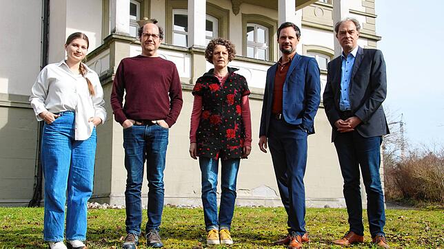 Freuen sich auf den Start der neuen Kulturreihe der Stadt (von links): FSJ-lerin Maia Amélie Seminara, die Musiker Ralf Kleinehanding, ...