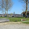 (Archivbild von 2021) Das Reichenauer Strandbad wird auch an den ersten frühlingshaften Tagen gerne besucht. Eine Person, die ein ...