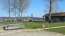 (Archivbild von 2021) Das Reichenauer Strandbad wird auch an den ersten frühlingshaften Tagen gerne besucht. Eine Person, die ein ...