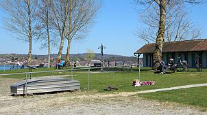 (Archivbild von 2021) Das Reichenauer Strandbad wird auch an den ersten frühlingshaften Tagen gerne besucht. Eine Person, die ein ...