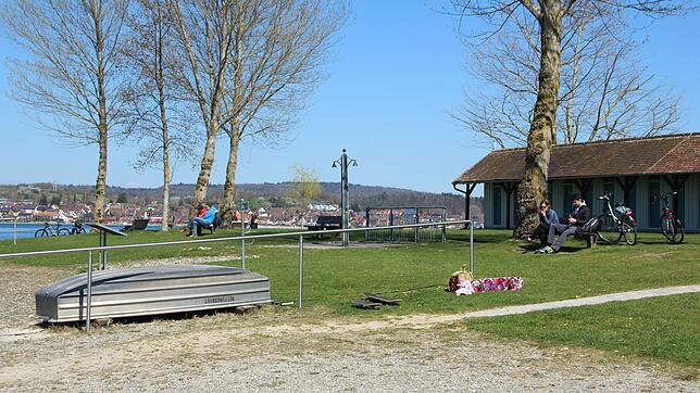 (Archivbild von 2021) Das Reichenauer Strandbad wird auch an den ersten frühlingshaften Tagen gerne besucht. Eine Person, die ein ...