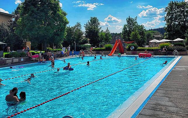Fürs Schwimmen ist das Freibad in Wolterdingen nicht tief genug. Dafür können sich die Kleinen sicher im Wasser austoben. (Archivbild)