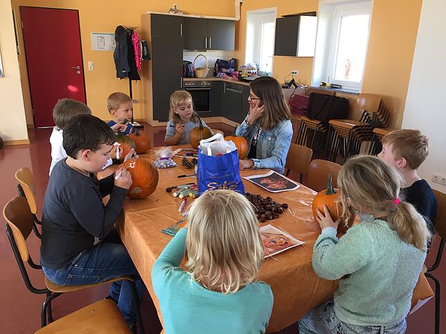 Zusammen mit Bettina Scheu und Mirjam Sauter von den Landfrauen und mit Unterstützung von Xenia Rösch erlebten die Grundschulkinder aus ...