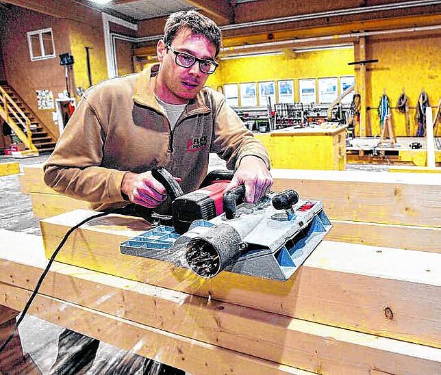 Florian Fluck von der gleichnamigen Riedböhringer Holzbau GmbH. Anfangs lächelten einige seiner Mitarbeiter, als er ihnen ...