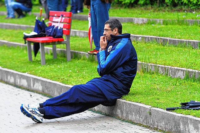 Meisterliche Taktik: Trainer Tiziano Di Domenico vom SV Weil II grübelt am Spielfeldrand.
