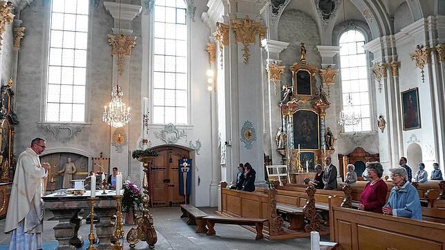 Hinter den Gottesdiensten in der Corona-Krise stehen viele Ehrenamtliche &ndash; das Bild zeigt den ersten Gottesdienst nach der ...