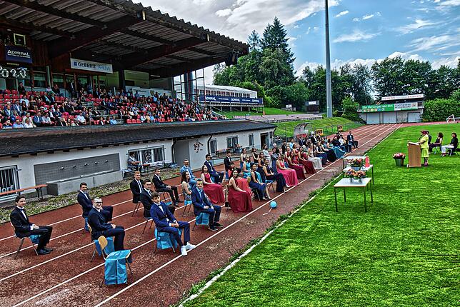 Der ganze Jahrgang hat bestanden. Die frischgebackenen Abiturienten des Pfullfendorfer Staufer-Gymnsaiums erhielten in der SCP-Arena ...