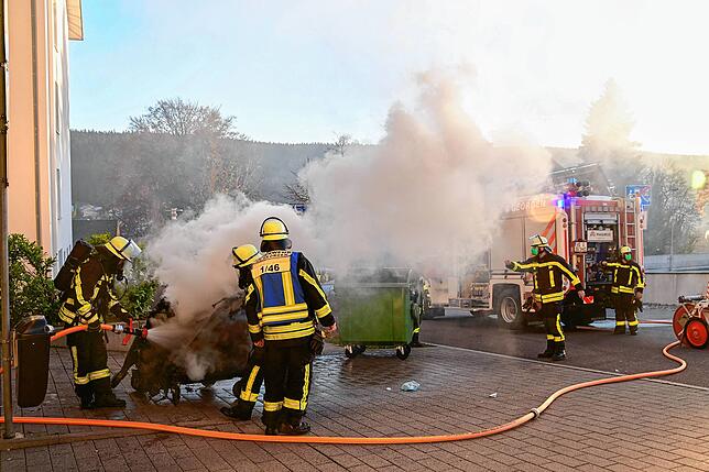 Die Feuerwehr ist schnell vor Ort, um den brennenden Müllcontainer zu löschen.