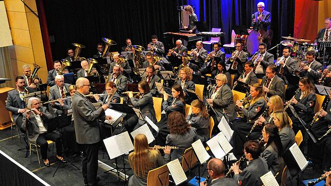 Sie demonstrieren Einheit: Die Musikvereine Rielasingen-Arlen und Worblingen, hier mit Dirigent Helmut Matt, musizierten beim ...