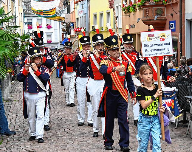 Der Spielmannszug der Bürgerwehr Tiengen gehörte mit seinen prächtigen Uniformen seit Jahrzehnten zum farbenprächtigen Bild beim Umzug ...