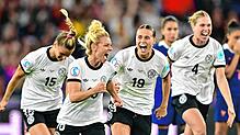 Kurz vor Mitternacht war der Wahnsinn von Basel perfekt: Die deutschen Spielerinnen jubeln.