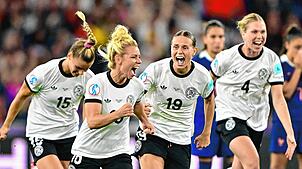 Kurz vor Mitternacht war der Wahnsinn von Basel perfekt: Die deutschen Spielerinnen jubeln.