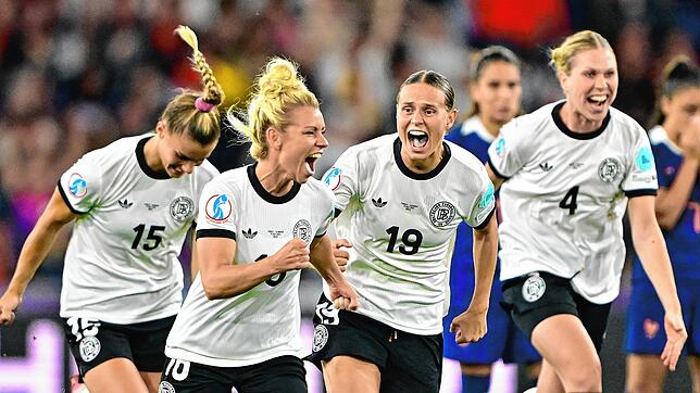Kurz vor Mitternacht war der Wahnsinn von Basel perfekt: Die deutschen Spielerinnen jubeln.