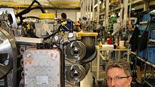 Norbert Frank, Industriemechaniker bei Rolls-Royce Power Systems in Friedrichshafen, montiert gerade einen MTU-Motor der Baureihe 2000 ...