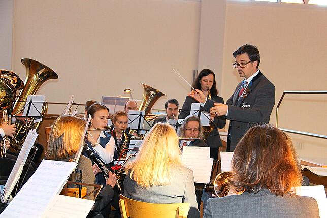 Unter der Leitung von Dirigent Hansjörg Hilser umrahmt die Stadtmusik den Gottesdienst mit kirchlichen Melodien.