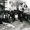 Fluchtpunkt Boden: Die Besetzer werden am Morgen des 31. Juli 1980 einzeln aus dem stillgelegten Feuerwehrhaus getragen. Zwei Besetzer ...