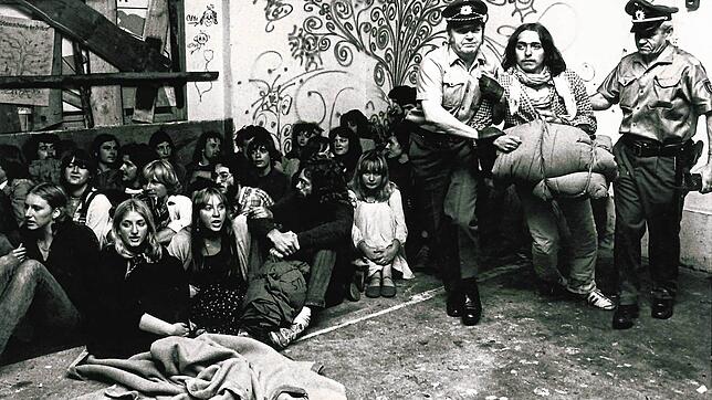 Fluchtpunkt Boden: Die Besetzer werden am Morgen des 31. Juli 1980 einzeln aus dem stillgelegten Feuerwehrhaus getragen. Zwei Besetzer ...