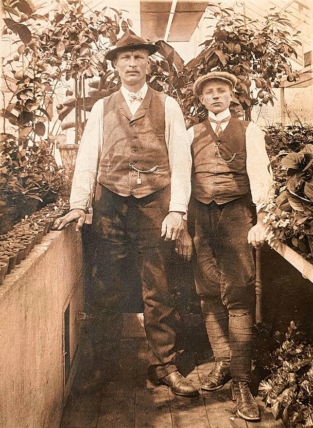 Diese undatierte Aufnahme zeigt Wilhelm Eichin (links), der 26 Jahre Obergärtner bei der Schlösslemadame Mary Codman war, zusammen mit ...