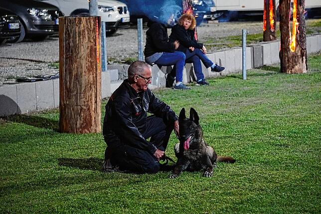 Michael Wilkesmann, 1. Vorstand des Vereins für Hundesport und Hundefreunde Konstanz, mit „Elko vom Hornbachtal“, seinem ...