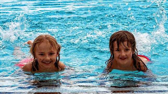 Johanna (links) und ihre Schwester Juliana genießen den Tag im Kneippbad. Als das Bild Anfang Juni entstand, galten noch zahlreiche ...