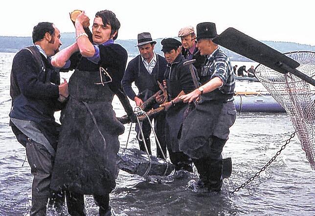 Elferräte der Grundel schleppten als Fischer verkleidet 1972 den Gedenkstein vom Boot auf den Straßenrain.