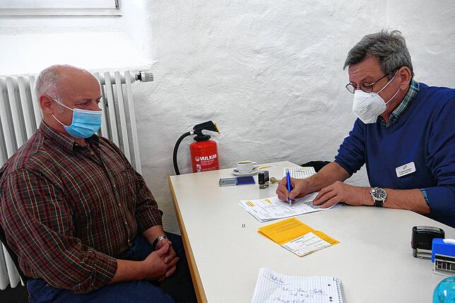 Gerhard Maier (links) nimmt das ärztliche Beratungsgespräch bei Michael Klotzbücher in Anspruch. Das Bild stammt von der Aktion des ...