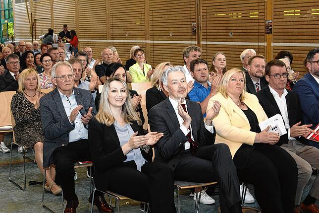 Die Reihe der Ehrengäste (von links): Bürgermeisterin Marina Jung, Stefan Helbig, die Bundestagsabgeordnete Maria-Lena Weiss und der ...
