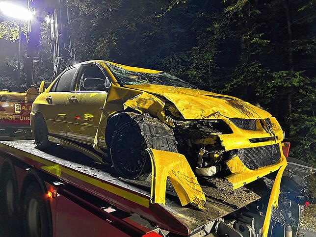Am Freitagabend verlor ein Autofahrer die Kontrolle über seinen Sportwagen. Dieser überschlug sich auf das Dach. Die beiden Insassen ...