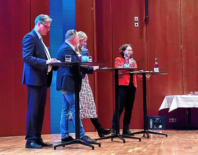 Das Konzept der Stadt stellten Bürgermeister Dieter Stauber und die Amtsleiter Hans-Jörg Schraitle, Ines Weber und Stefanie Fritz vor ...