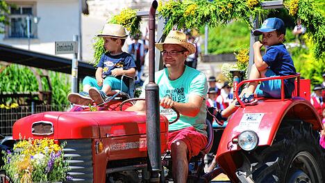 Bild : Dorf-Musik-Fest in Menningen mit buntem Programm und toller Stimmung: 850 Jahre Menningen und 125 Jahre Musikkapelle